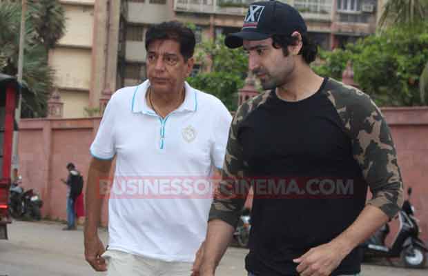 Photos: Friends And Family Members Pay Last Respects To Inder Kumar At Funeral!