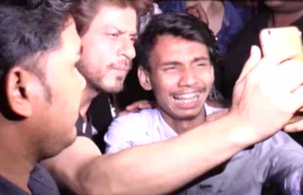 Watch: Shah Rukh Khan’s Fan Cries Badly At Jab Harry Met Sejal Song Launch, Here’s What Happened Next!