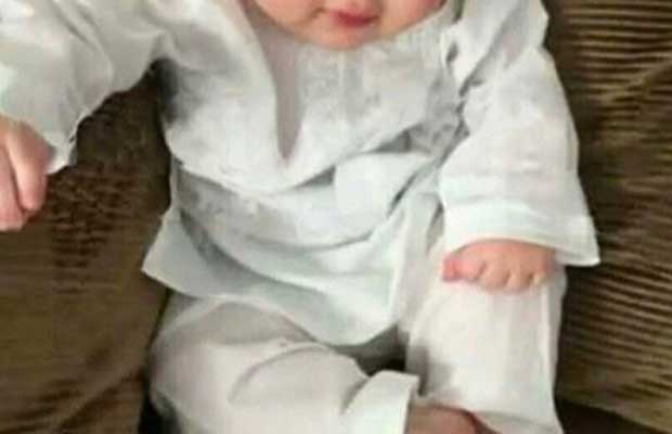 This Picture Proves That Kareena Kapoor Khan’s Son Taimur Is A True Nawab!
