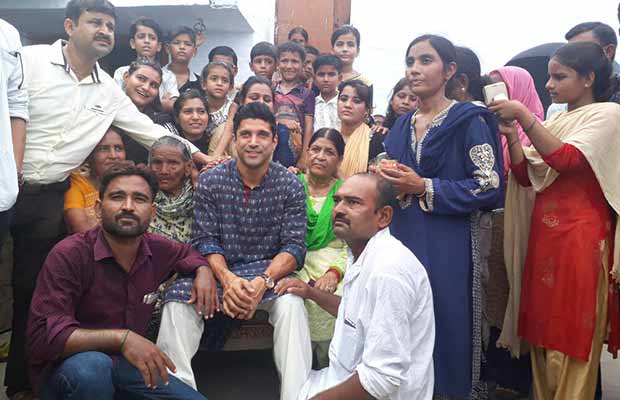Farhan Akhtar Met His Cousins For The First Time On His Visit To Khairabad