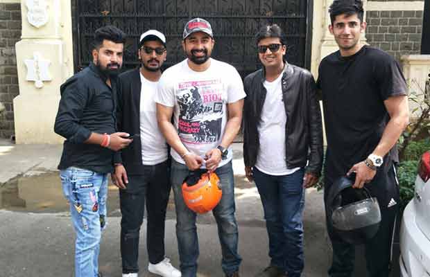 Rannvijay Singha Took His Fans On A Bike Ride With Him!