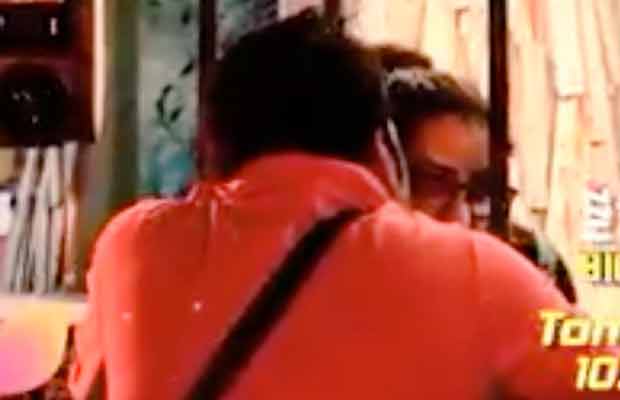 Bigg Boss 11: Vikas Gupta Secretly KISSES Shilpa Shinde -Watch Video!