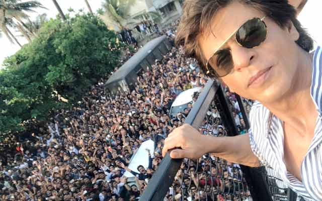 Shah Rukh Khan 52nd Birthday: Mobile Phones Of Fans Stolen Outside Mannat