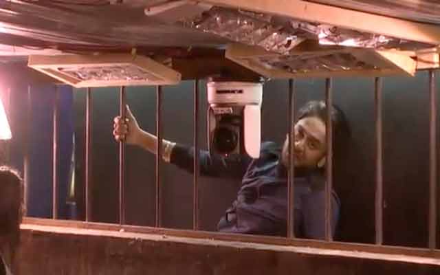 Bigg Boss 11: Vikas Gupta Climbs On The Roof Of The House After Shilpa Shinde Harasses Him- Watch Video!