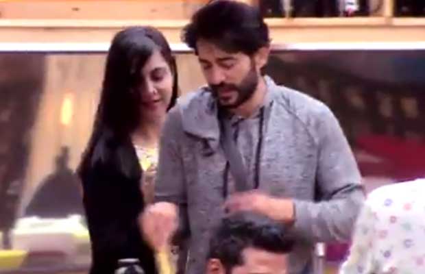 Bigg Boss 11: Arshi Khan Gets Touchy With Hiten Tejwani, Gets Into The Pool With Him-Watch Video!