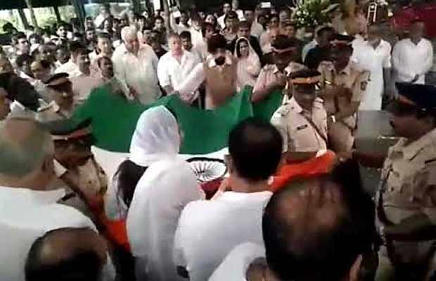 Watch: Shashi Kapoor’s Body Draped In A Tricolour, Bollywood Celebrities Bid Emotional Farewell!