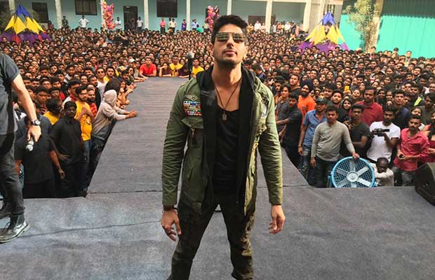 Sidharth Malhotra And Rakul Preet Shot A Promotional Song For Aiyaary Amidst College Students