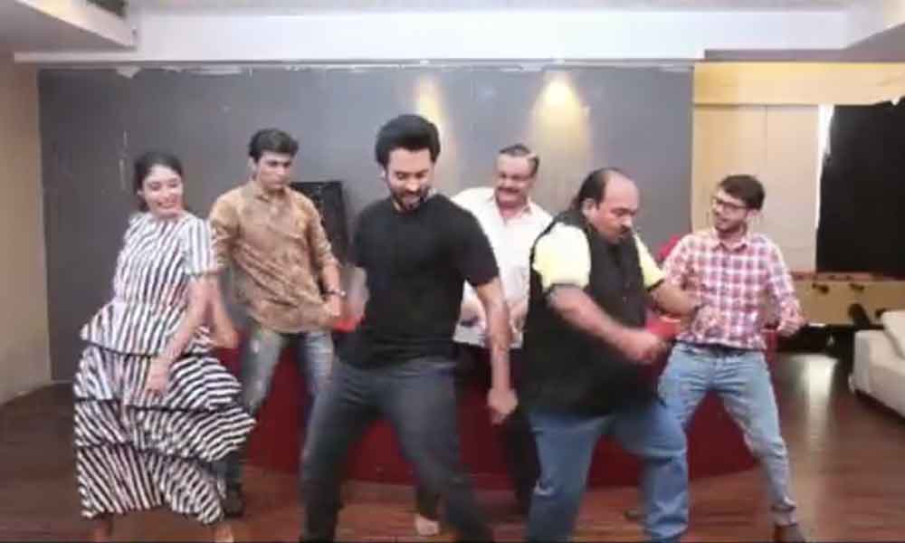 #DancingUncle Does With #KamariyaChallenge With Jackky Bhagnani And The Mitron Gang