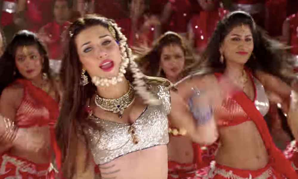 Watch Bahubali Fame Scarlett Wilson In The Raunchy Song Of The Year Maee Re In Dassehra