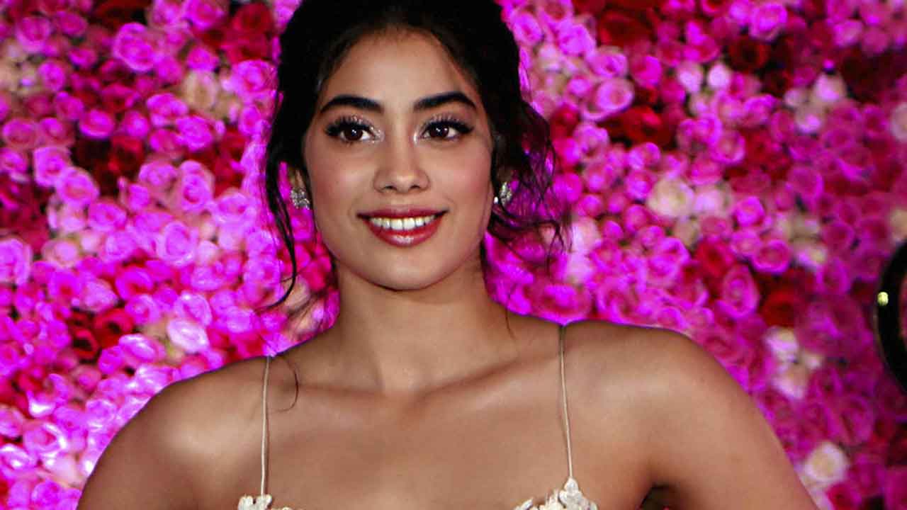Jahnvi Kapoor Reads A Hindi Poem Written By Her For Her Mother