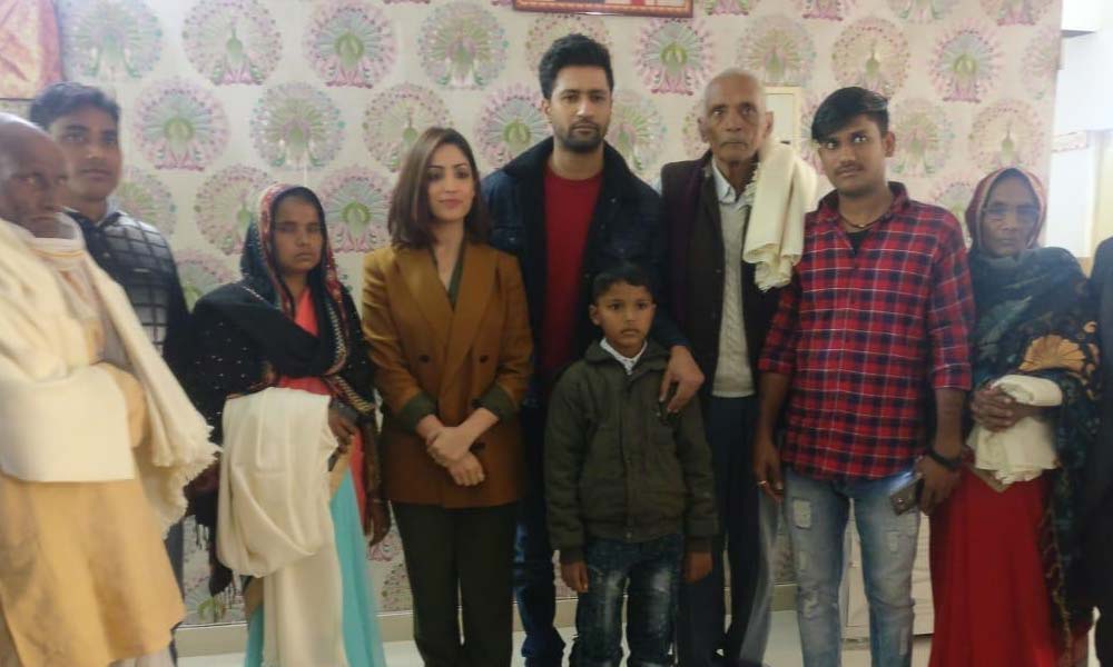 Vicky Kaushal And Yami Gautam Met The Families Of URI Martyrs In Lucknow