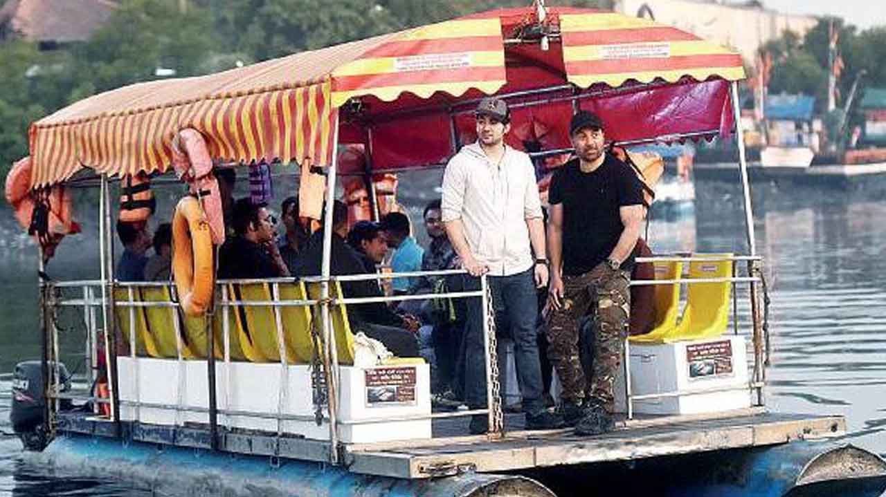 Snapped: Sunny Deol With Son Karan Deol On The Sets Of Pal Pal Dil Ke Pass