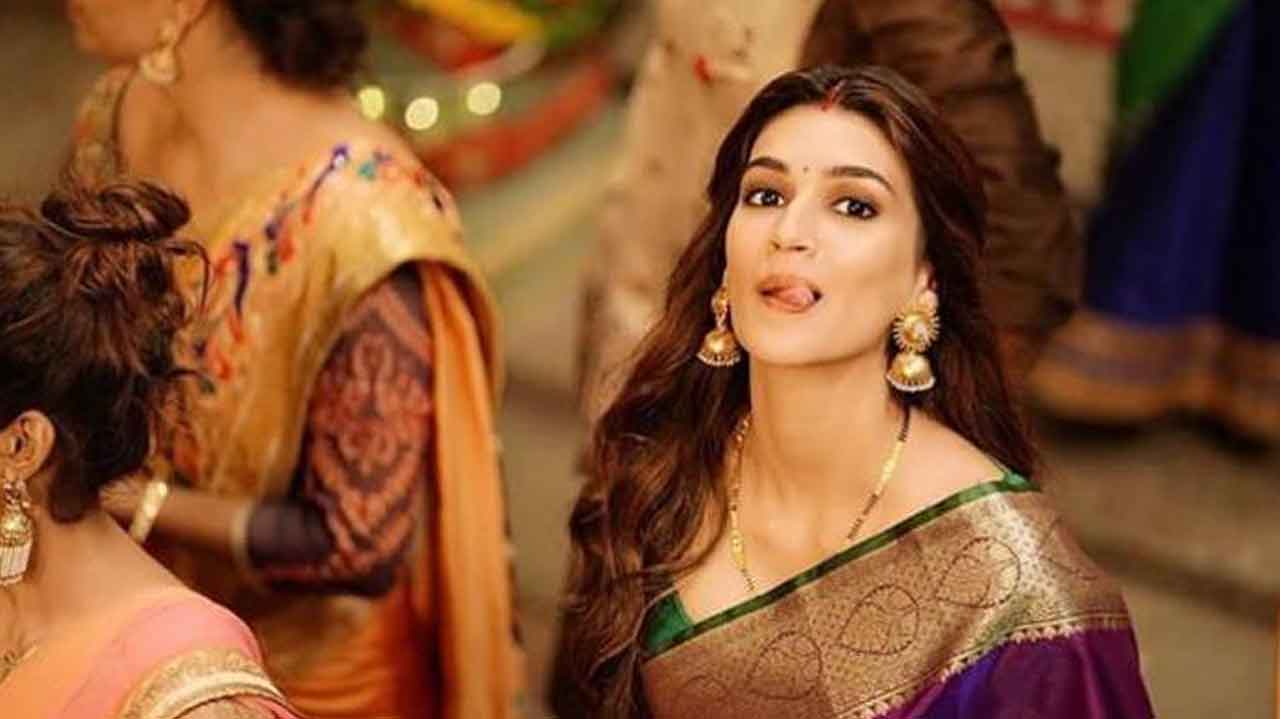 Kriti Sanon Shares A Cute BTS Picture From Her Upcoming Next