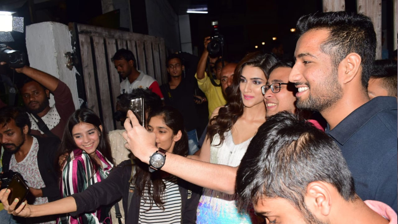 Luka Chuppi Actress Kriti Sanon Mobbed By Fans At The Success Bash Of The Film