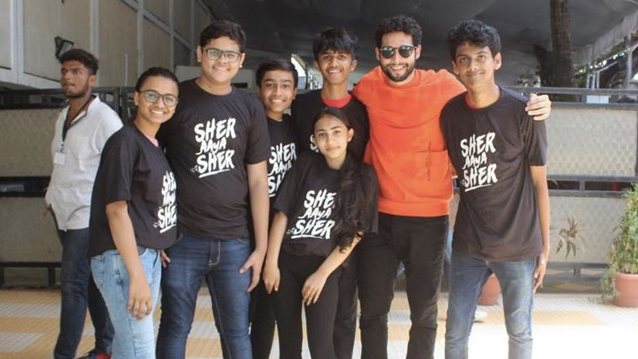 Fan Frenzy At Its Best! Fans Guarding Siddhant Chaturvedi At College Fest Wear ‘Sher Aaya Sher’ T-shirts