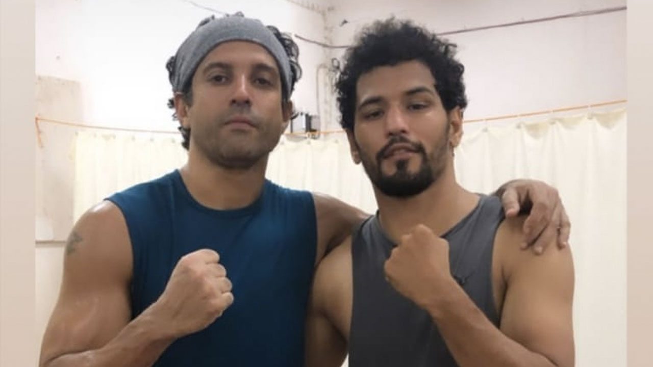 Farhan Akhtar And Boxer Neeraj Goyat Are Giving Major Bro-training Goals With Their Prep Up For ‘Toofan’. Check It Out!