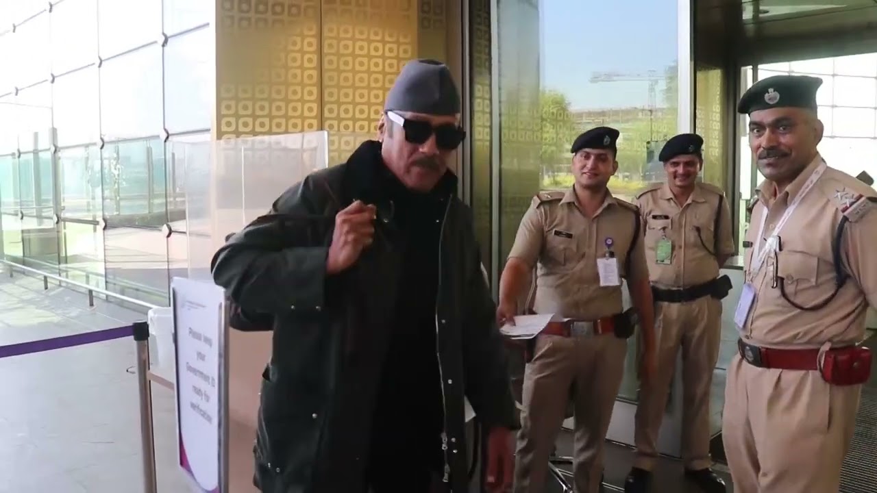 Videos : Jackie Shroff And Ayesha Shroff Spotted At Airport Departure