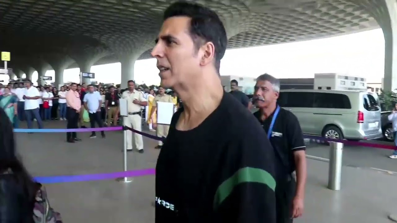 Videos : Akshay Kumar With Family Spotted At Airport Departure