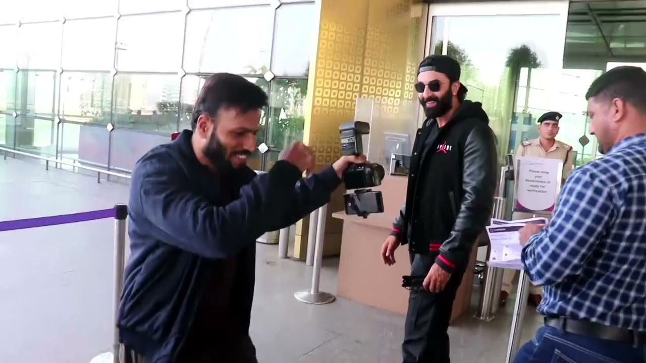 Videos : Ranbir Kapoor spotted at airport departure