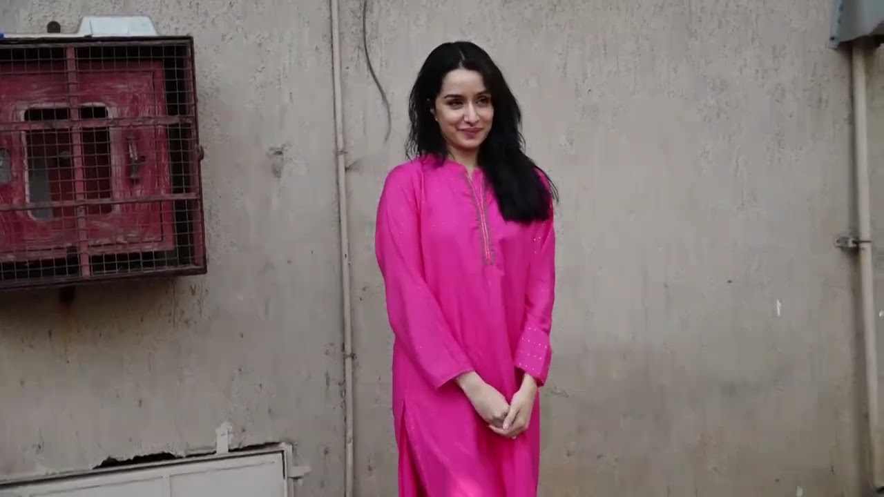 Videos : Shraddha Kapoor Spotted At Andheri