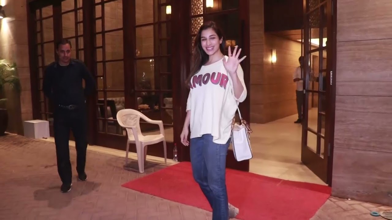 Video : Sophie Choudry Spotted At Bandra