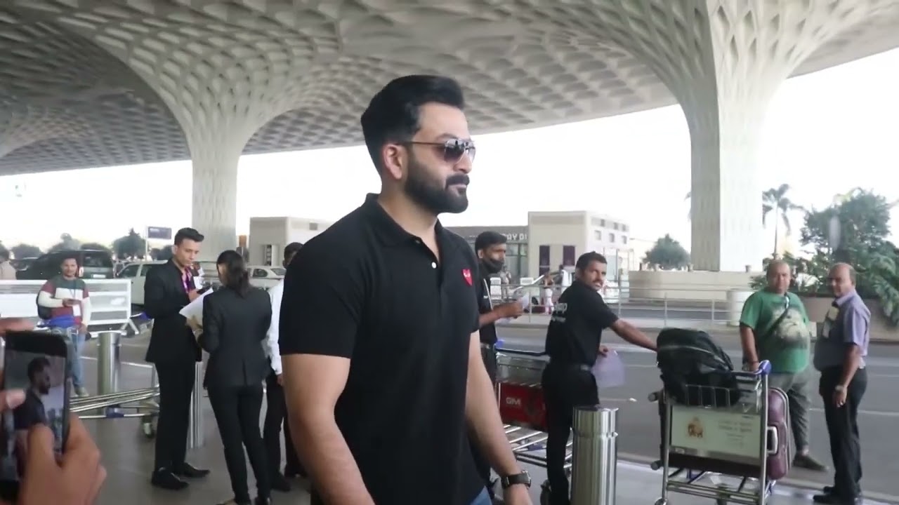 Videos : Prithviraj Spotted At Airport