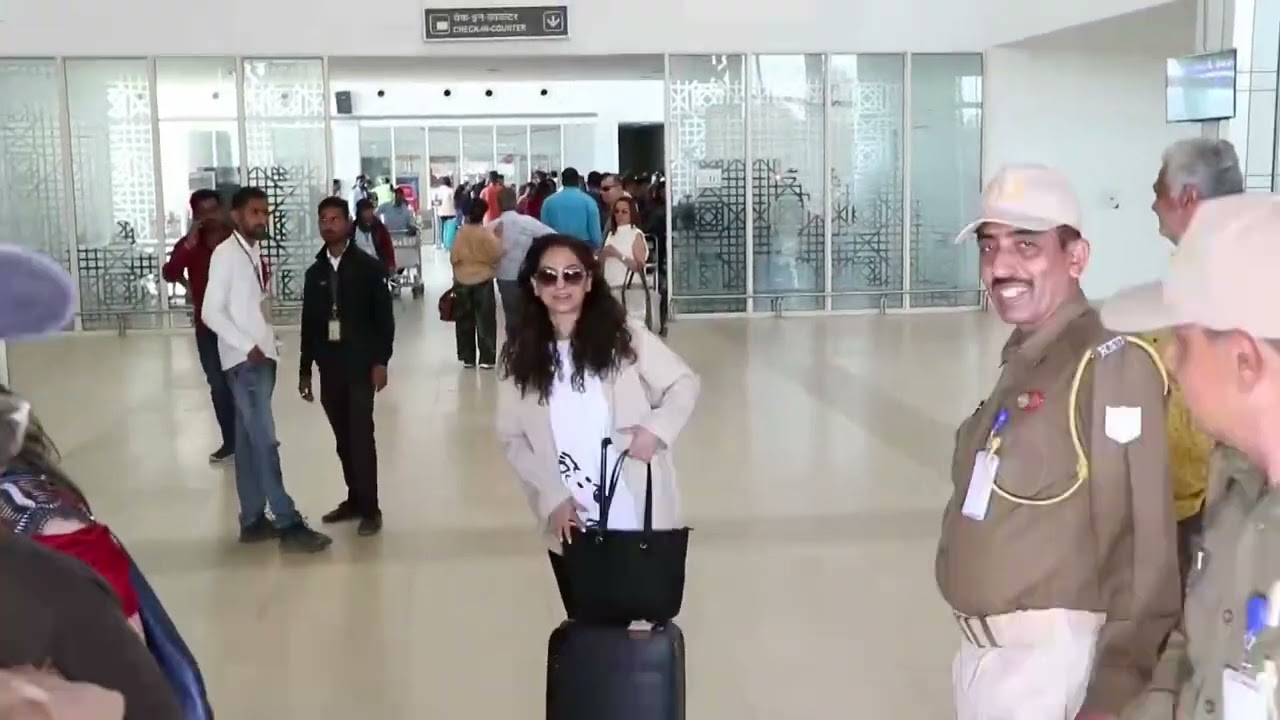 Videos : Malaika Arora, Juhi Chawla, Armaan Jain And Anissa Malhotra At Jaisalmer Airport
