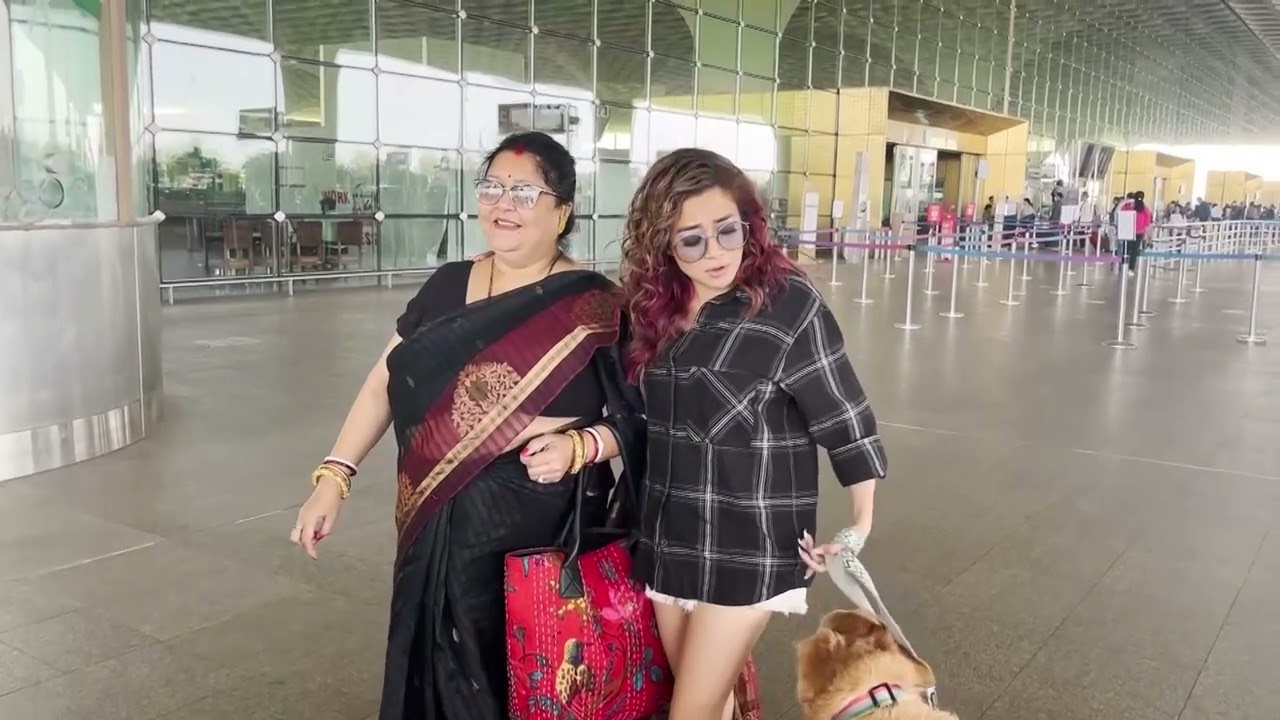 Videos : Tina dutta with mom spotted at airport departure