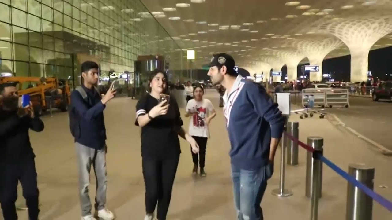 Videos : Kartik Aaryan Spotted At Airport Departure