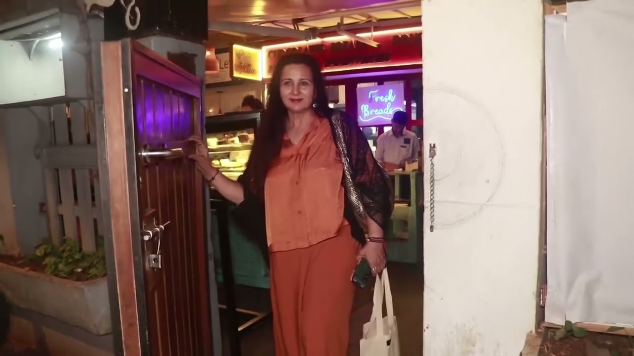 Videos : Padmini Kolhapure And Poonam Dhillon Spotted At Out Of The Blue Restaurant In Bandra