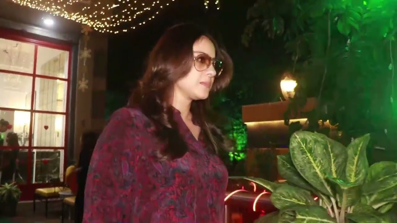 Videos : Kajol Devgan Spotted At Muah Salon In Bandra