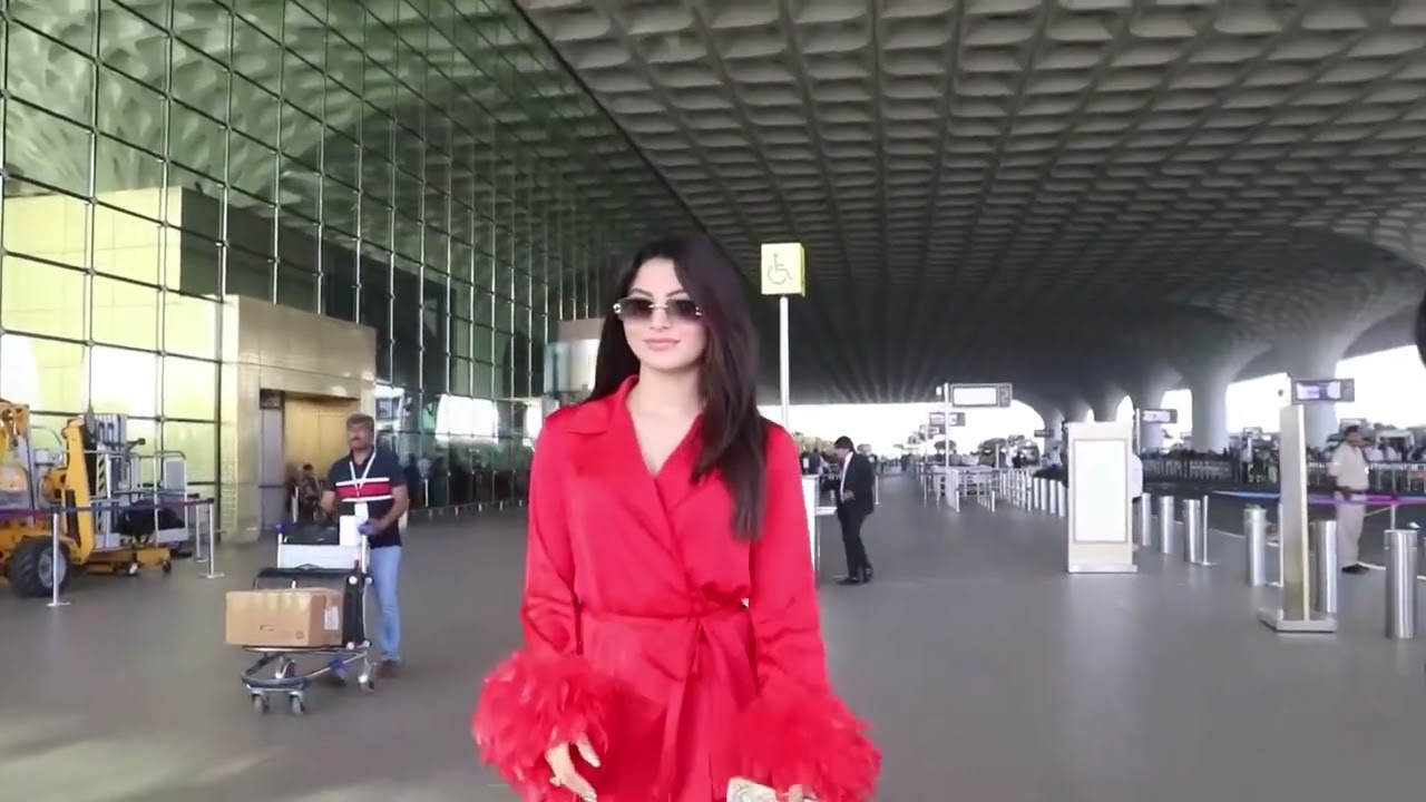 Videos : Urvashi Rautela Spotted At Airport