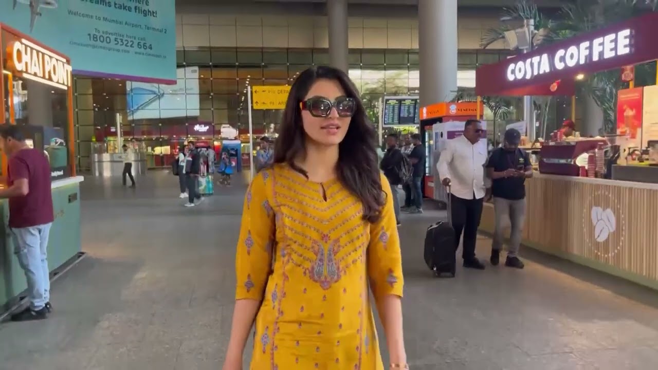 Videos : Urvashi Rautela Spotted At Airport Arrival