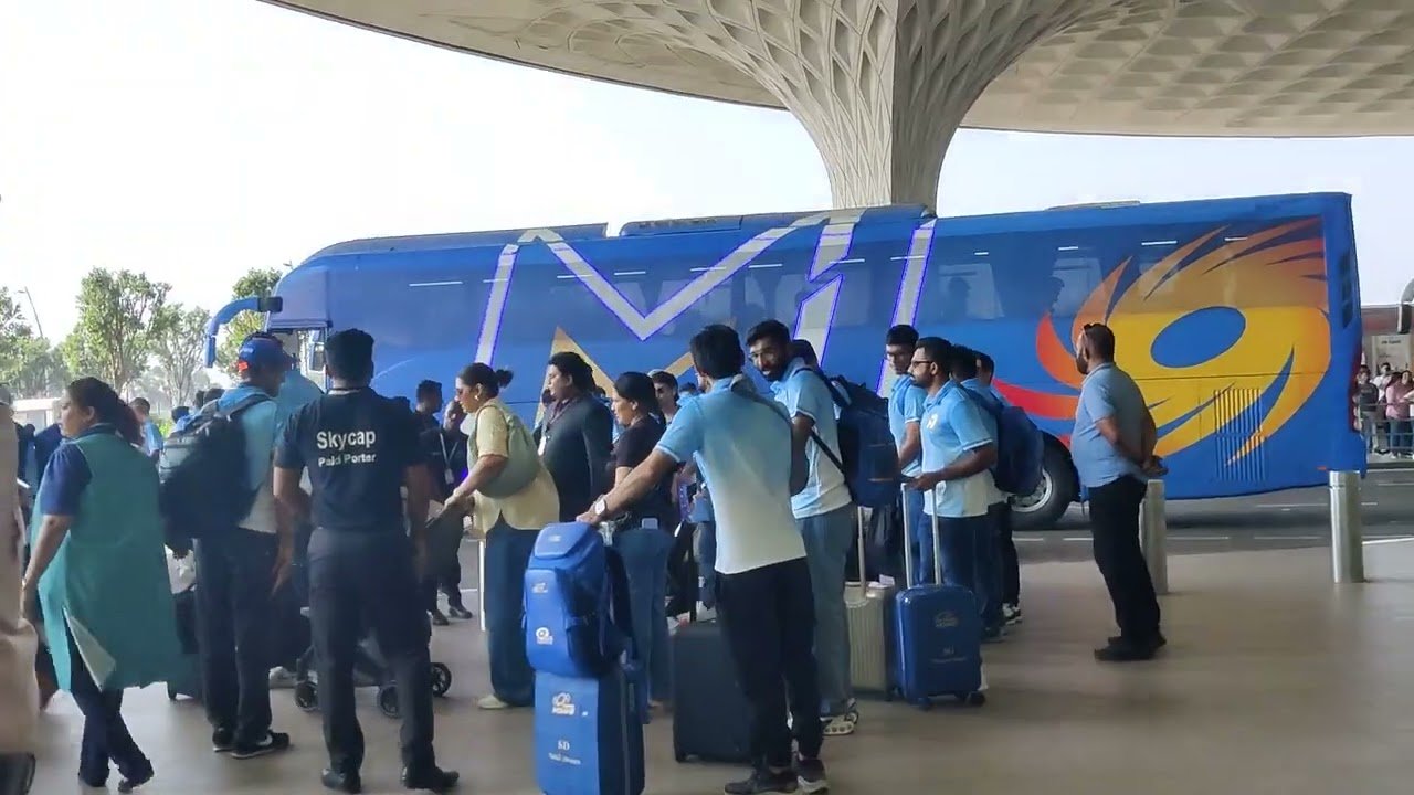 Videos : UNCUT FOOTAGE : MUMBAI INDIANS TEAM SPOTTED AT AIRPORT
