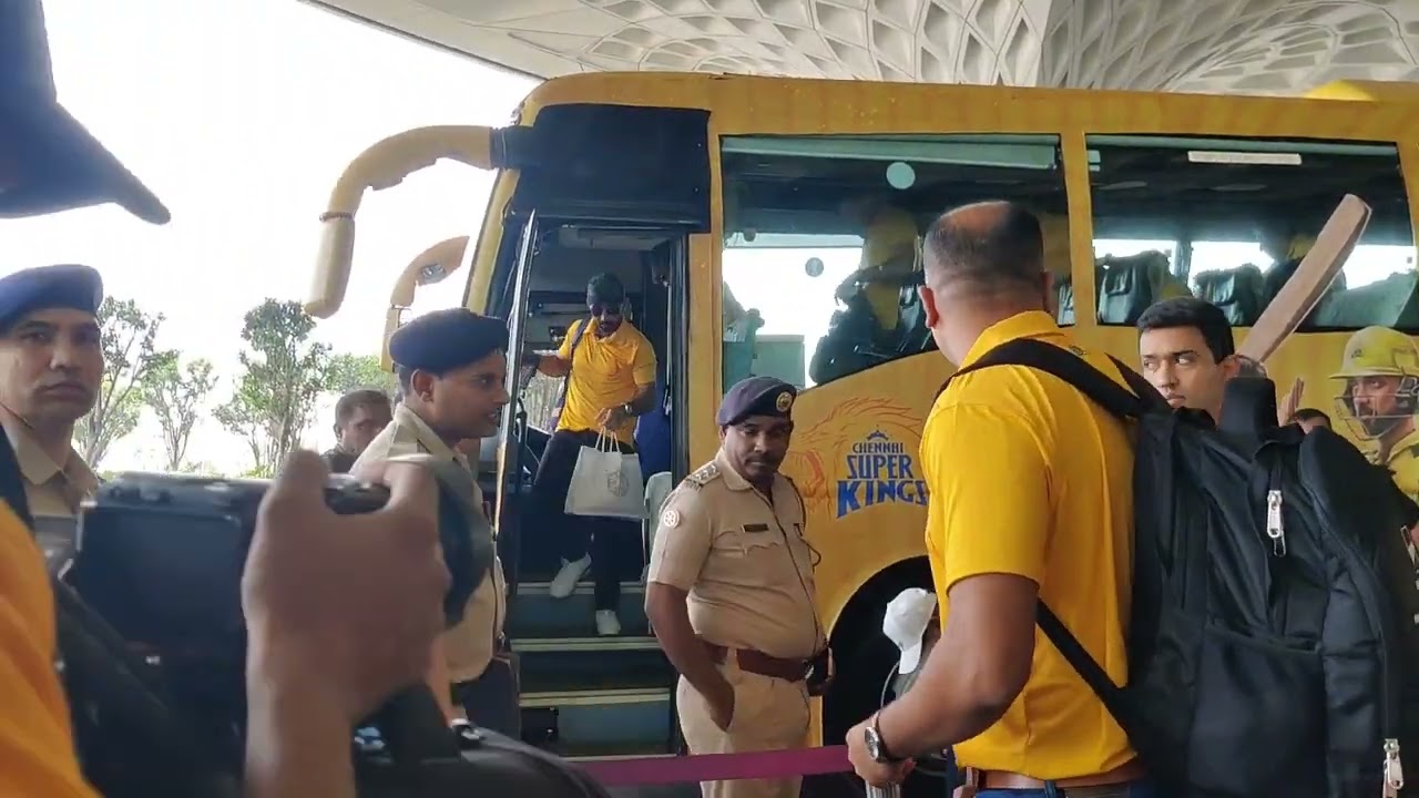 Videos : CSK TEAM SPOTTED AT MUMBAI AIRPORT DEPARTURE