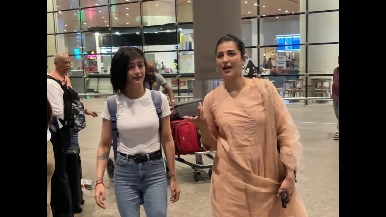 Videos : Shruti Hassan slams papps gently for bumping lady at airport