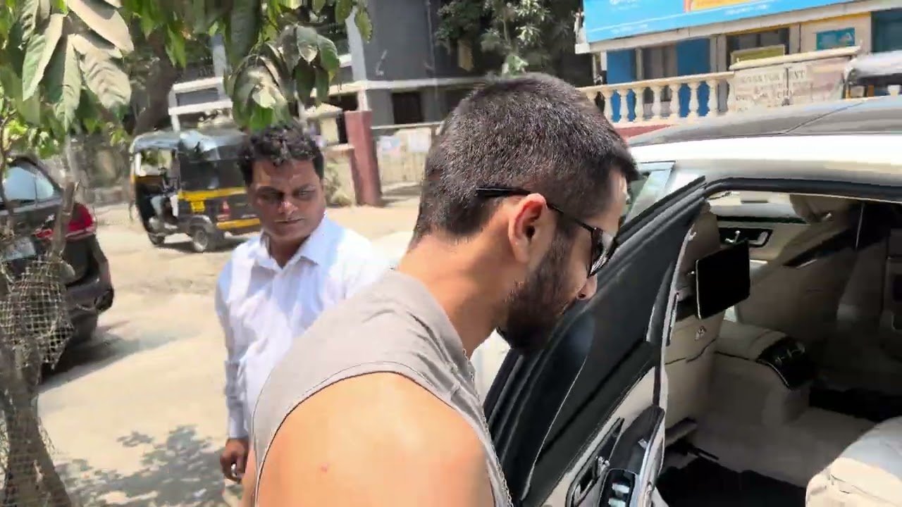 Videos : SHAHID KAPOOR SNAPPED AT CAFE IN BANDRA