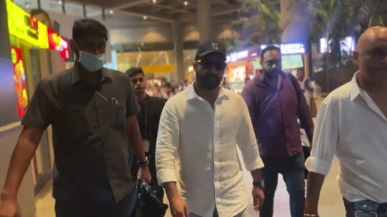 Videos : SUPERSTAR JR NTR @MUMBAI SPOTTED AT AIRPORT